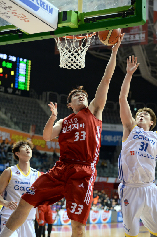 15일 경기도 고양시 고양체육관에서 열린 고양 오리온과 서울 삼성의 경기에서 오리온 포워드 이승현이 골밑 슛을 시도하고 있다. <KBL 제공>